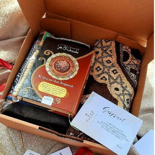 HAMPERS SAJADAH + SARUNG + AL QURAN/ KADO PERNIKAHAN / KADO PRIA