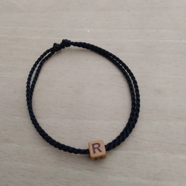 Gelang inisial