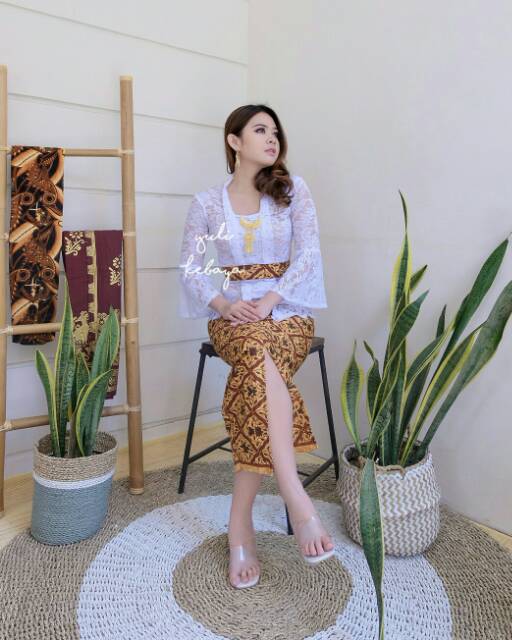 Set Kebaya Putih Lonceng Full Brokat