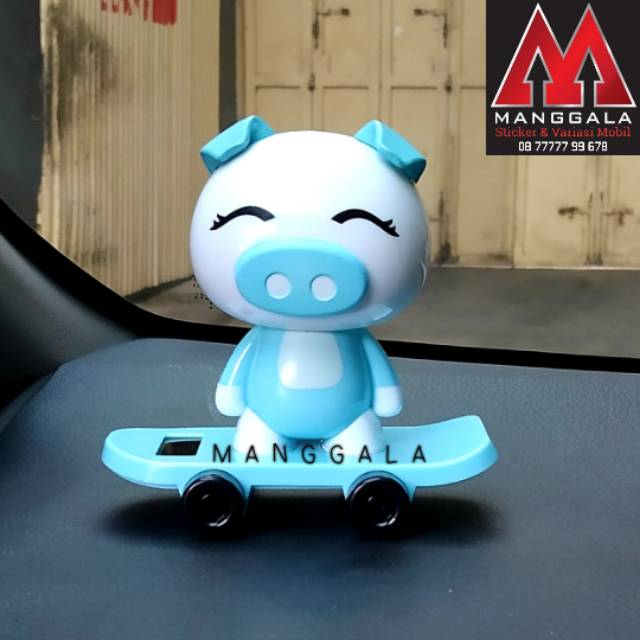 Boneka Pajangan Solar Goyang Dashboard Mobil Babi Skateboard Biru