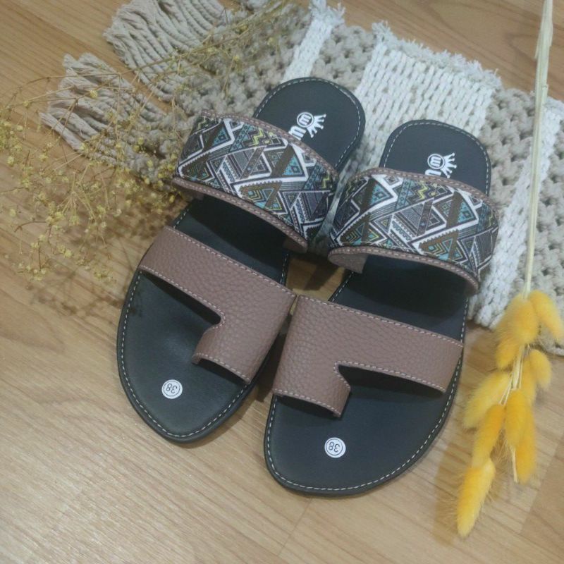 Sandal Papirut Wanita Motip Capit