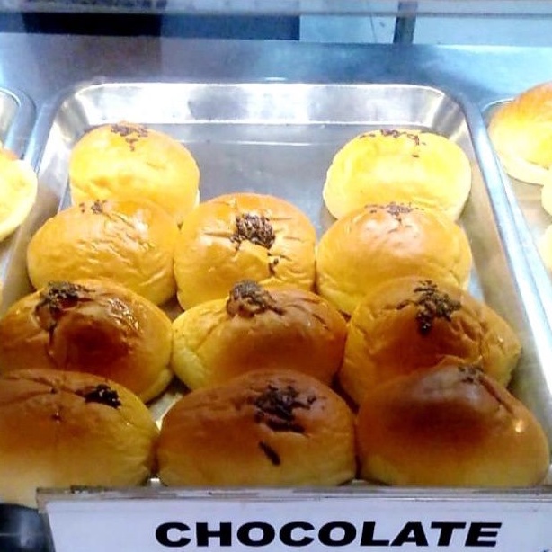 

Roti SUISSE hayam wuruk/coklat biasa(minimal PESAN 10 ROTI campur, harus sesama SUISSE)