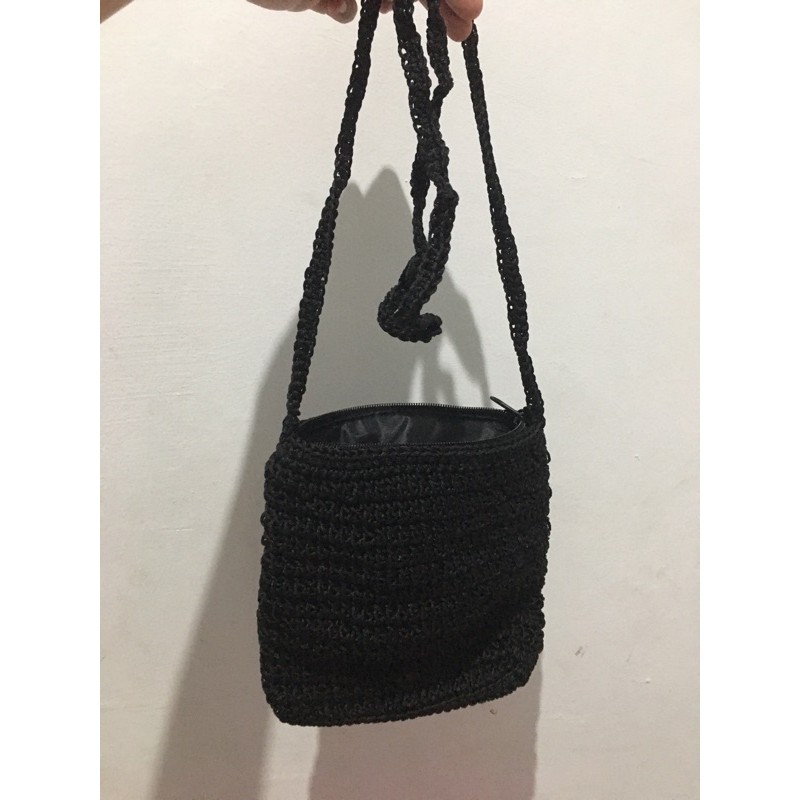 tas rajut hitam tali panjang