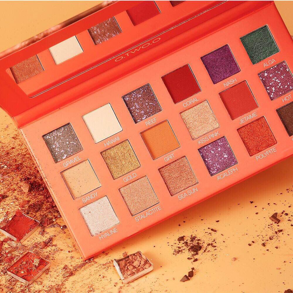 O.TWO.O Palet Eyeshadow 18 Warna Glitter