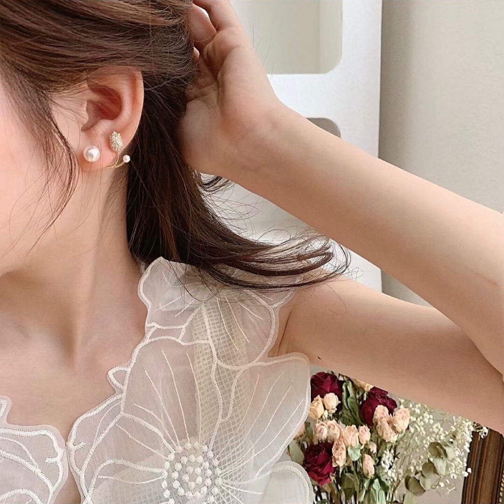 Anting Stud Bentuk Tulip Aksen Kristal Mutiara Warna Emas Untuk Wanita