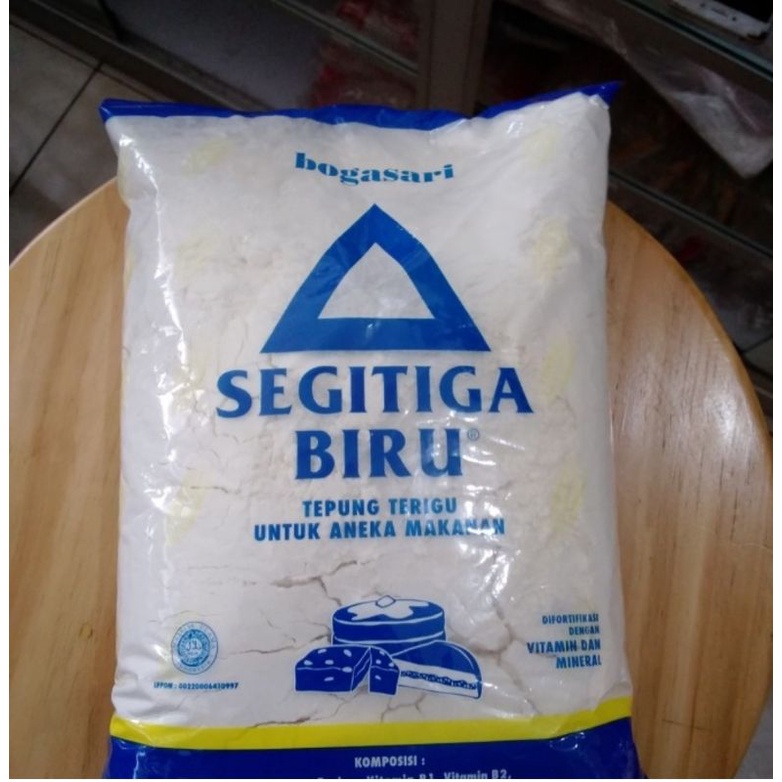 

Tepung terigu segitiga biru 1 kg