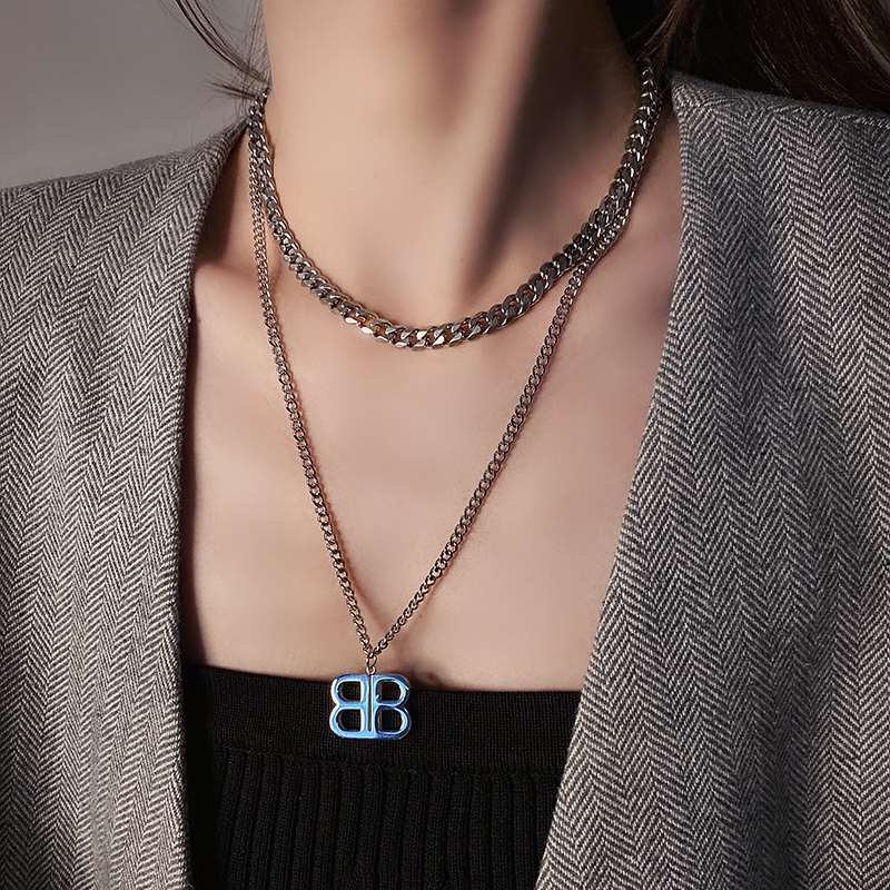 Eropa dan Amerika pribadi simetris huruf B titanium steel necklace ins populer Net merah niche desai