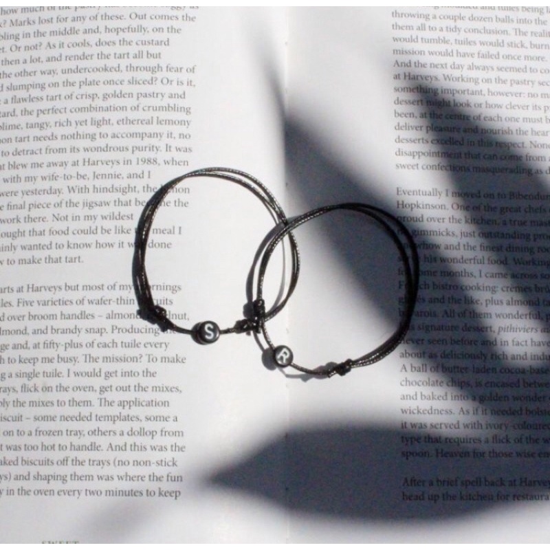 GELANG INISIAL/HURUF PIPIH BULAT HITAM