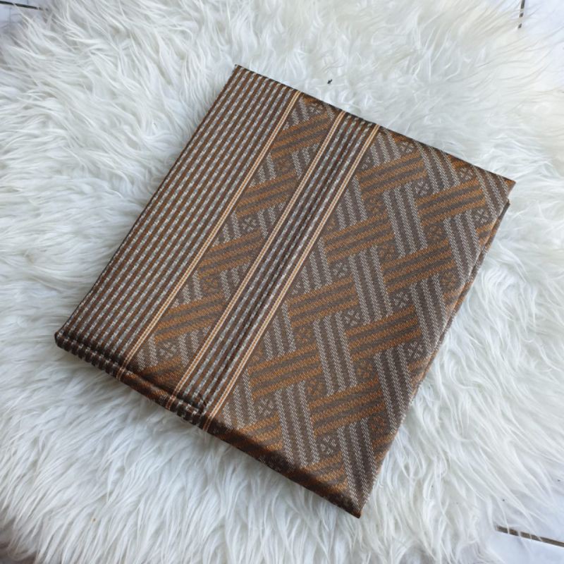 

Tenun Baron 2 Warna 2 Dimensi Coklat Muda mix Krem Kode FG053