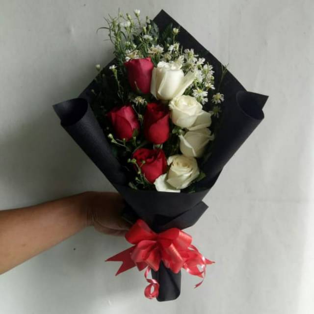 Hand Bucket Bunga Hadiah Wisuda Buket Wisuda Bunga Mawar Asli Bunga Bucket Hadiah Ulang Tahun Pacar Shopee Indonesia