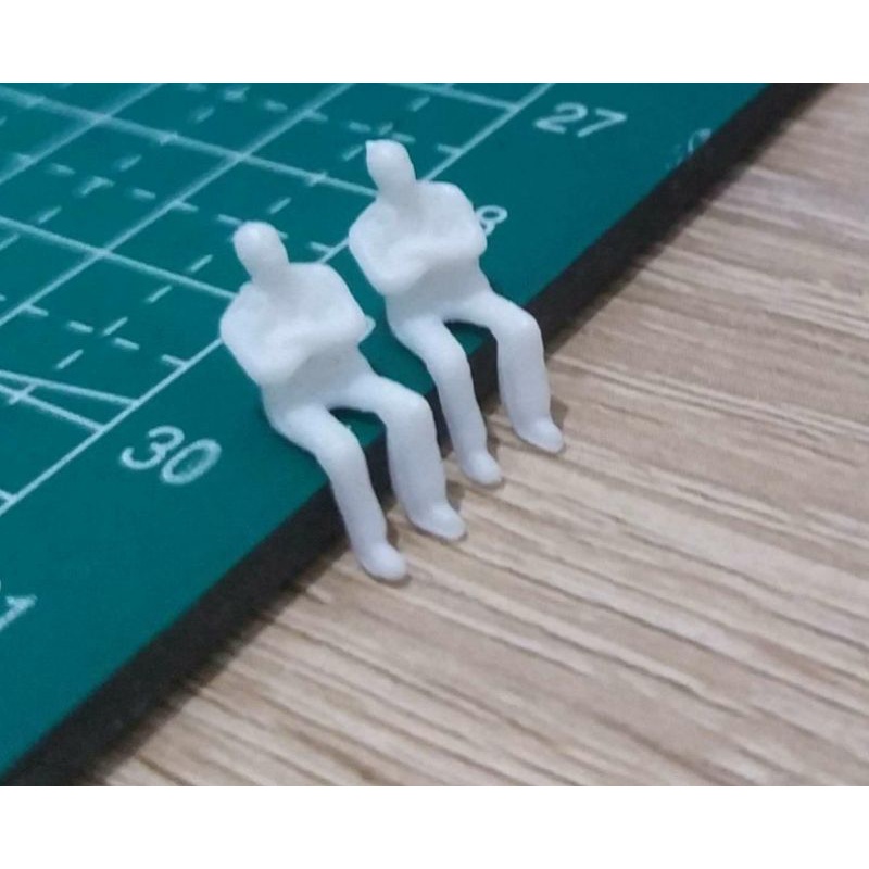 

Miniatur orang monokrom skala 1:100