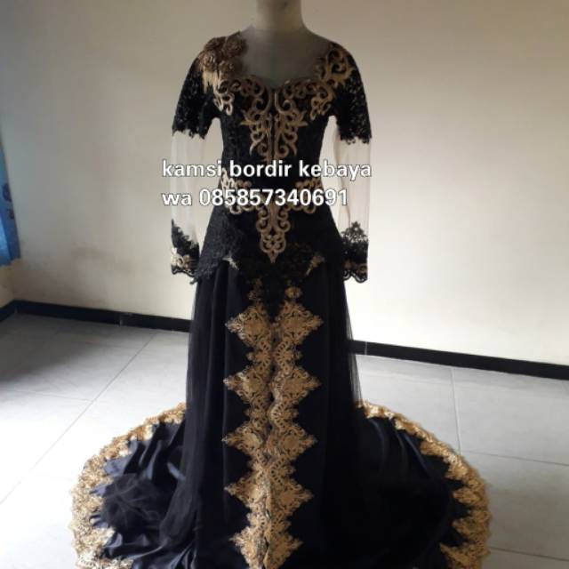 Kebaya brokat plus ekor