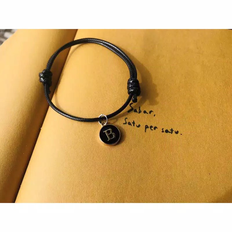 GELANG TALI SATIN BANDUL LOGAM INISIAL / GELANG TANGAN / AKSESORIS