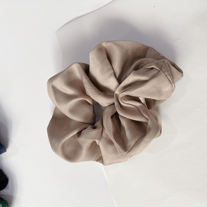 SATIN KOREAN BIG SCRUNCHY / IKAT RAMBUT KOREA BESAR / SCRUNCHIES / JUMBO / CEPOLAN HIJAB SUPER BESAR-Light brown