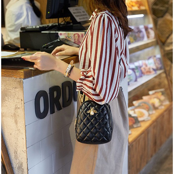 Tas Selempang Sling Bag Fashion Wanita Cewek Kekinian Korean High Quality Black Queen Bee Murah