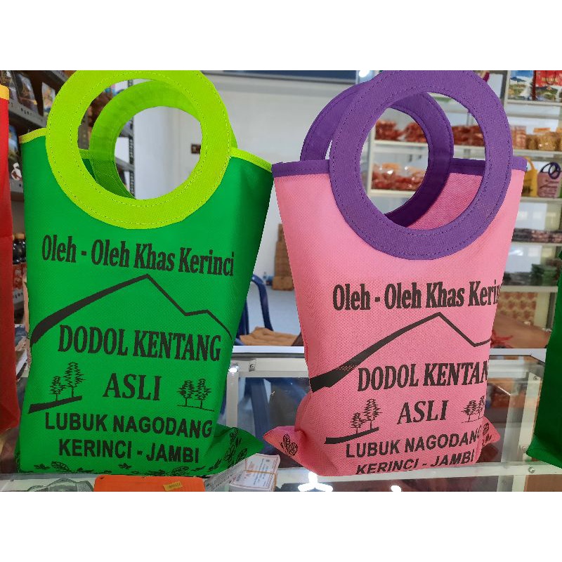 

PAKETAN DODOL KENTANG ISI 8 LUBUK NAGODANG-KERINCI JAMBI