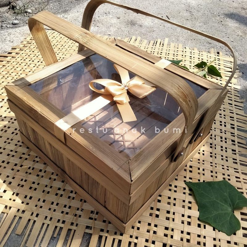 

keranjang hantaran Keranjang Bambu Mika 30x30 Mika Transparan pita cream di tengah /hantaran/nikahan/seserahan/hampers/bingkisan/wedding/hadiah/giftbox/keranjang/wadah makanan/gift/sembako/roti/cake/nasi/catering/nasi box/food/lamaran/tradisi/craft