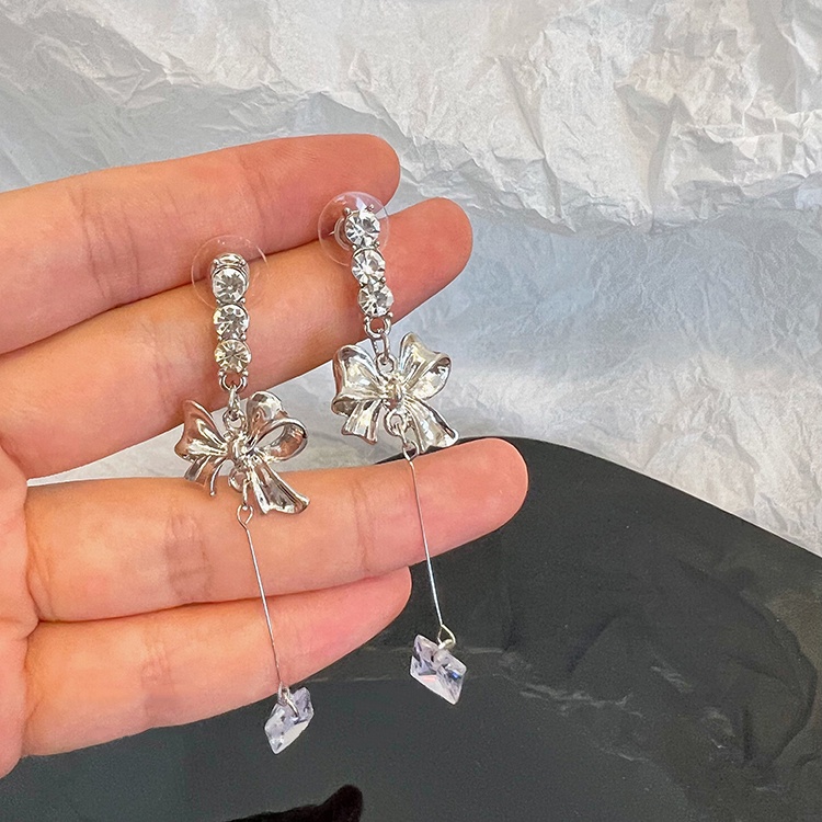 Anting Tusuk Gantung Desain Pita Hias Kristal Gaya Simple Untuk Wanita