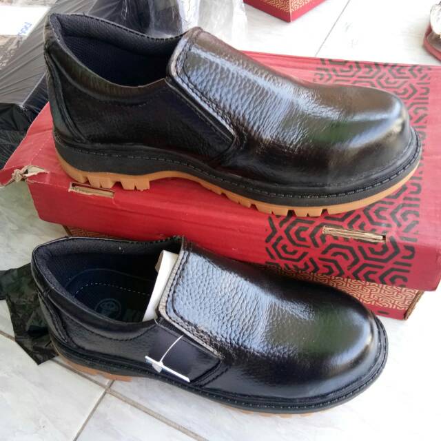 Sepatu sefty pendek kulit asli bisa buat kerja maupun sekolah nyaman dipakai