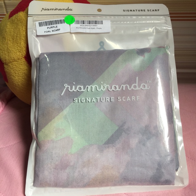 Sybil scarf Ria Miranda