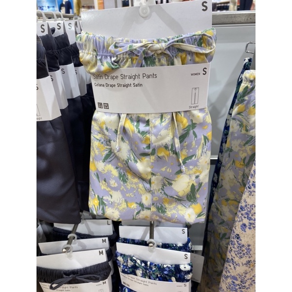 UNIQLO WOMEN CELANA PENDEK RELACO (ARTISTIC FLOWER)