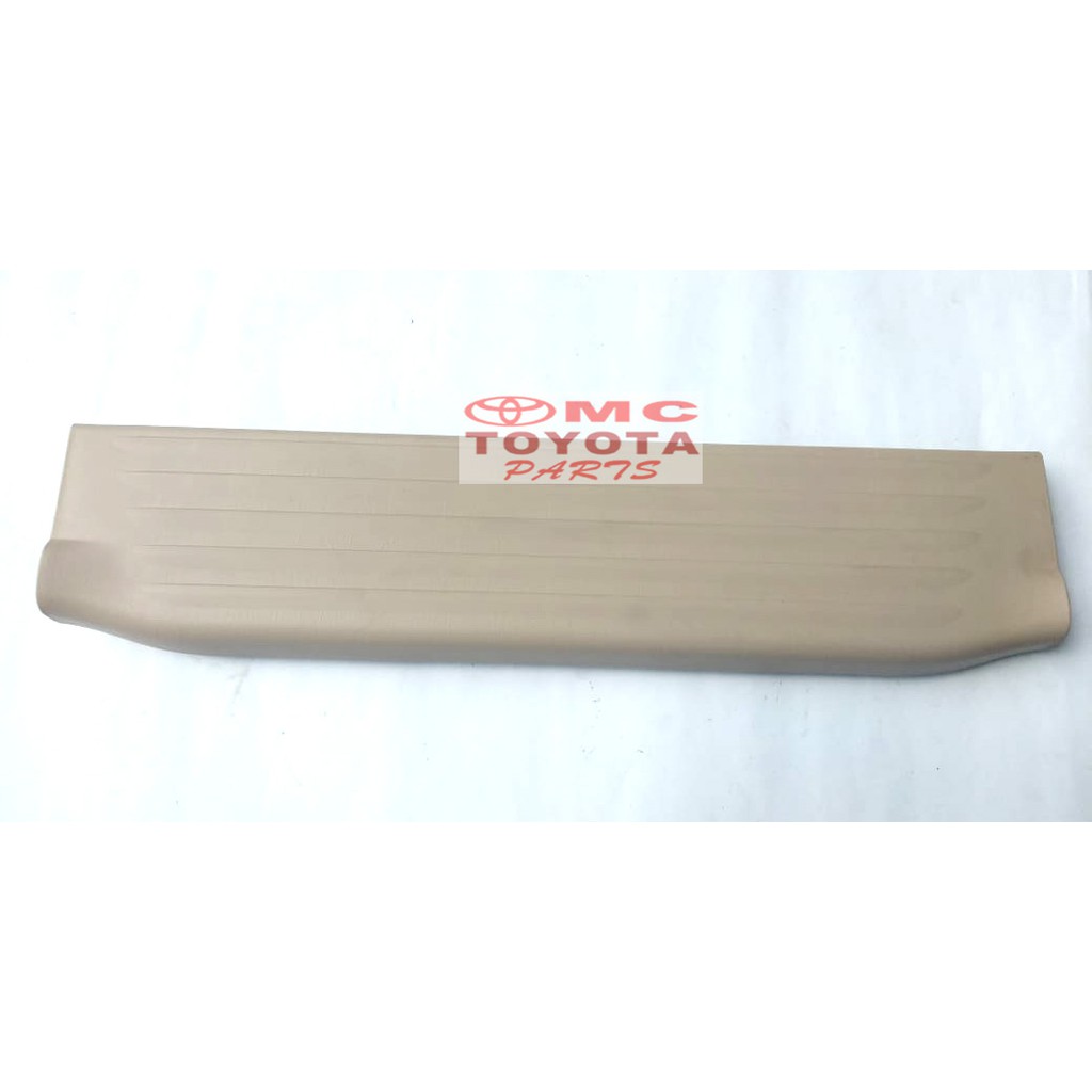 Cover Penutup Body Depan kanan Toyota Innova 67913-0K070-A0