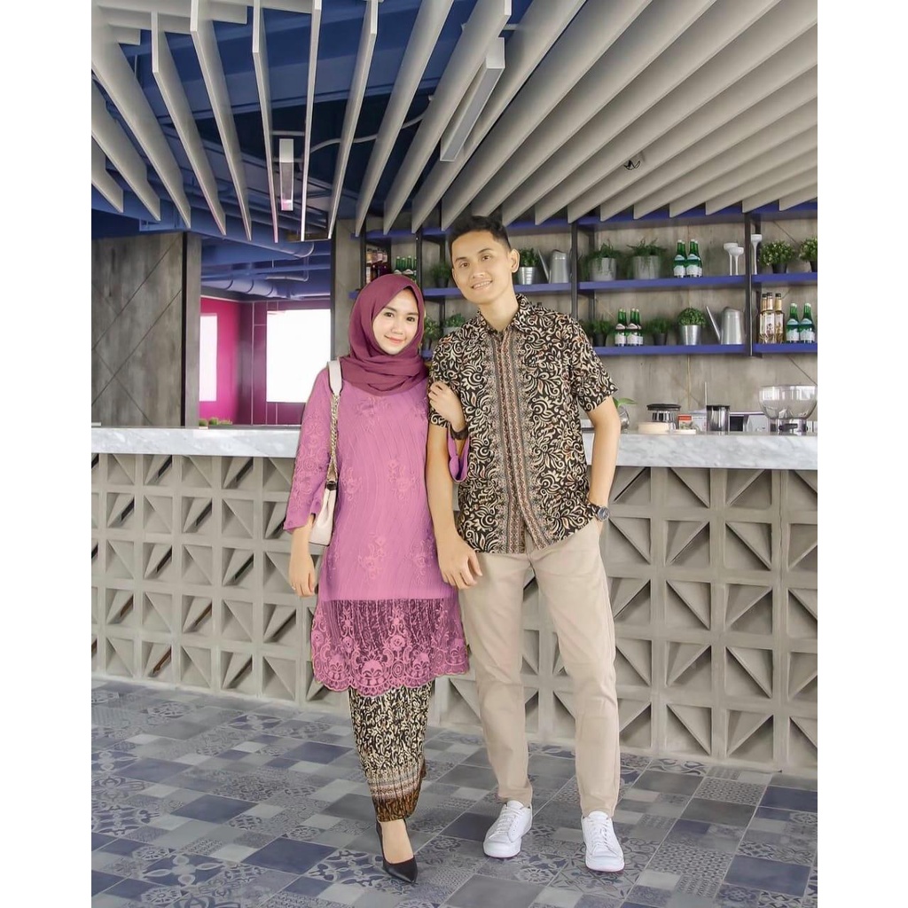 [Ready Jumbo] Couple Kebaya Terbaru Modern Brokat Kemeja Batik Amelia Murah Pasangan Lamaran Baju Sarimbit Pasangan Pria Wanita Batik Kebaya Couple Wisuda Tunik Kebaya Velvet Mix Mutiara Payet Mote Jahit Tangan Kekinian