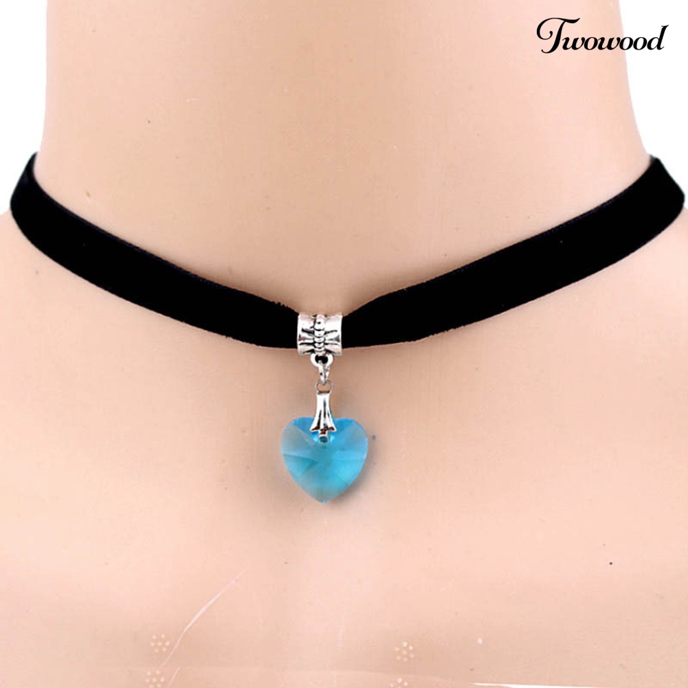 Kalung Choker Pendek Bahan Velvet Dengan Liontin Hati Aksen Berlian Imitasi Gaya Gothic Untuk Wanita