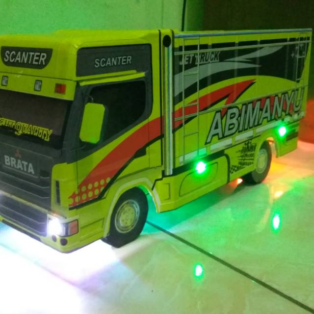 Miniatur truk berata