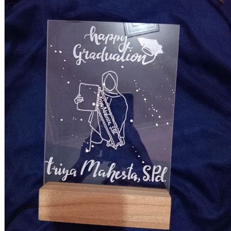 akrilik line art stand kayu ukuran 15x21