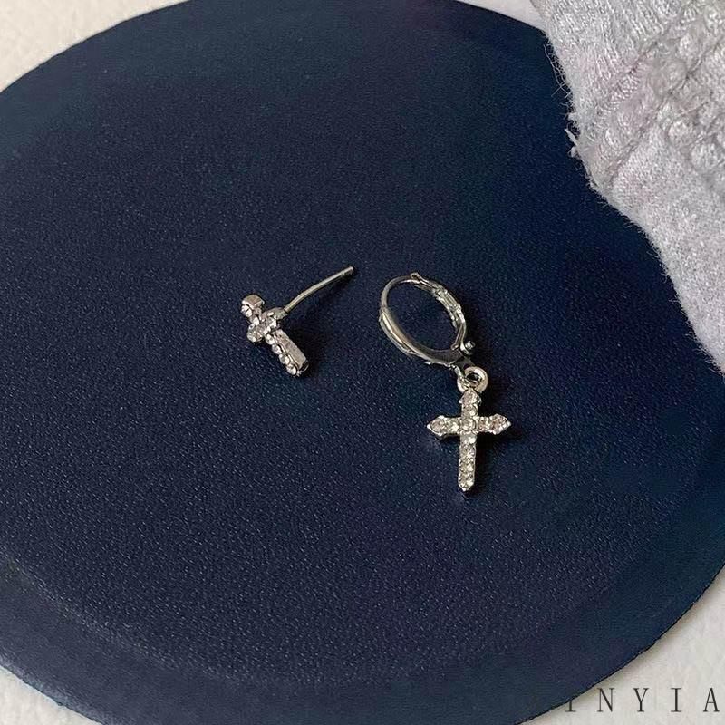 Anting Stud Asimetris Desain Salib Aksen Berlian Kilau