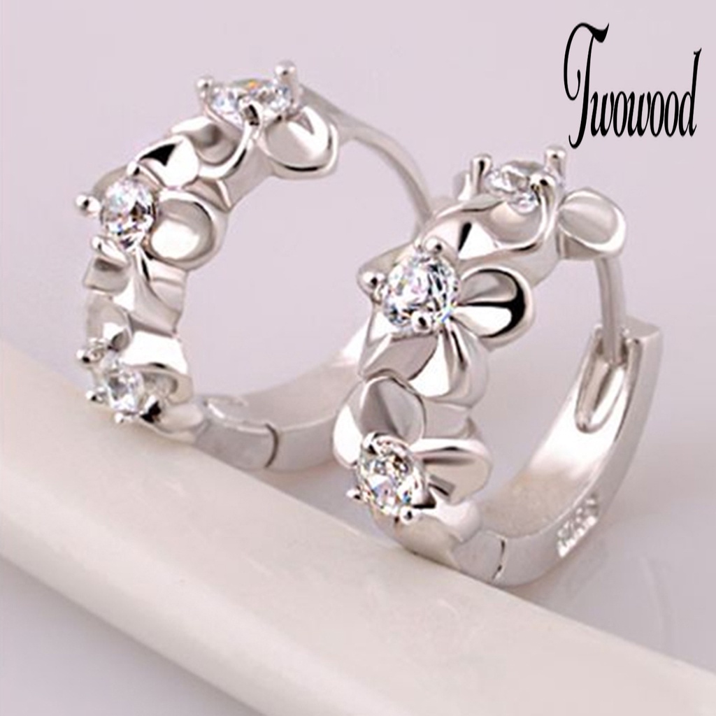 Anting Hoop Bentuk Bunga Aksen Berlian Imitasi Warna Silver Untuk Wanita