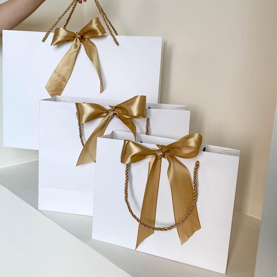 

❊ Paper Bag Putih With Satin Ribbon Termasuk Pita | Elegant White Kado Kantong Kertas Bingkisan Hadi