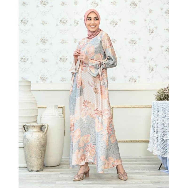 Alyssa Dress Wearing Klamby
