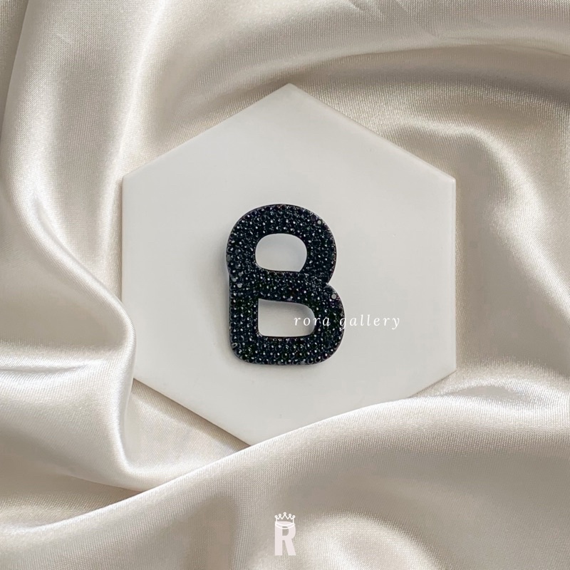 Rora PART 1 NEW BROOCH | BROS BUTTONSCARVES | Rora Gallery-E black