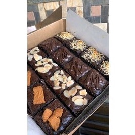 

FUDGY BROWNIES uk.20x20