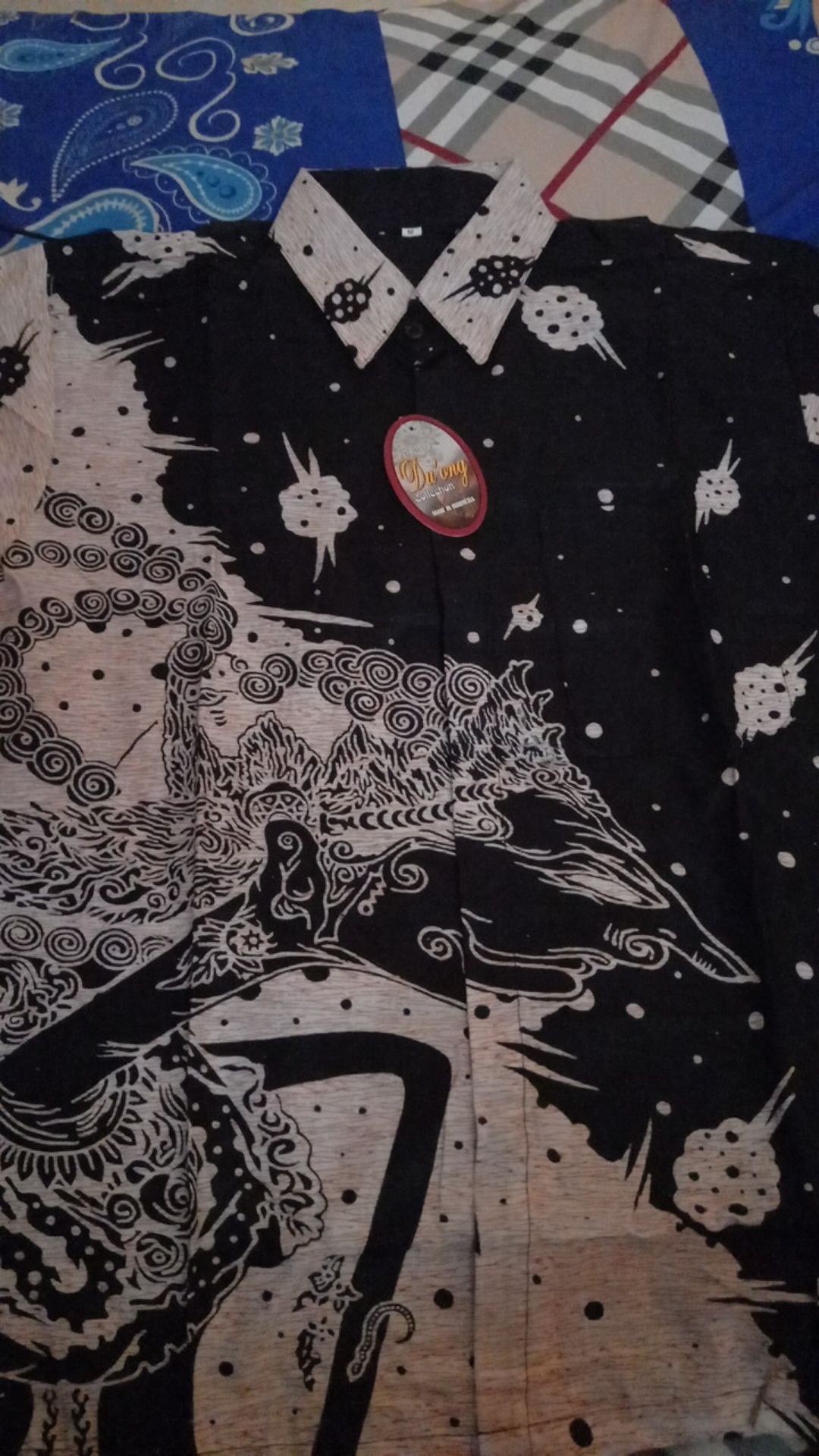 Kemeja Batik Pria Modern Motif Wayang Hitam Putih Cream