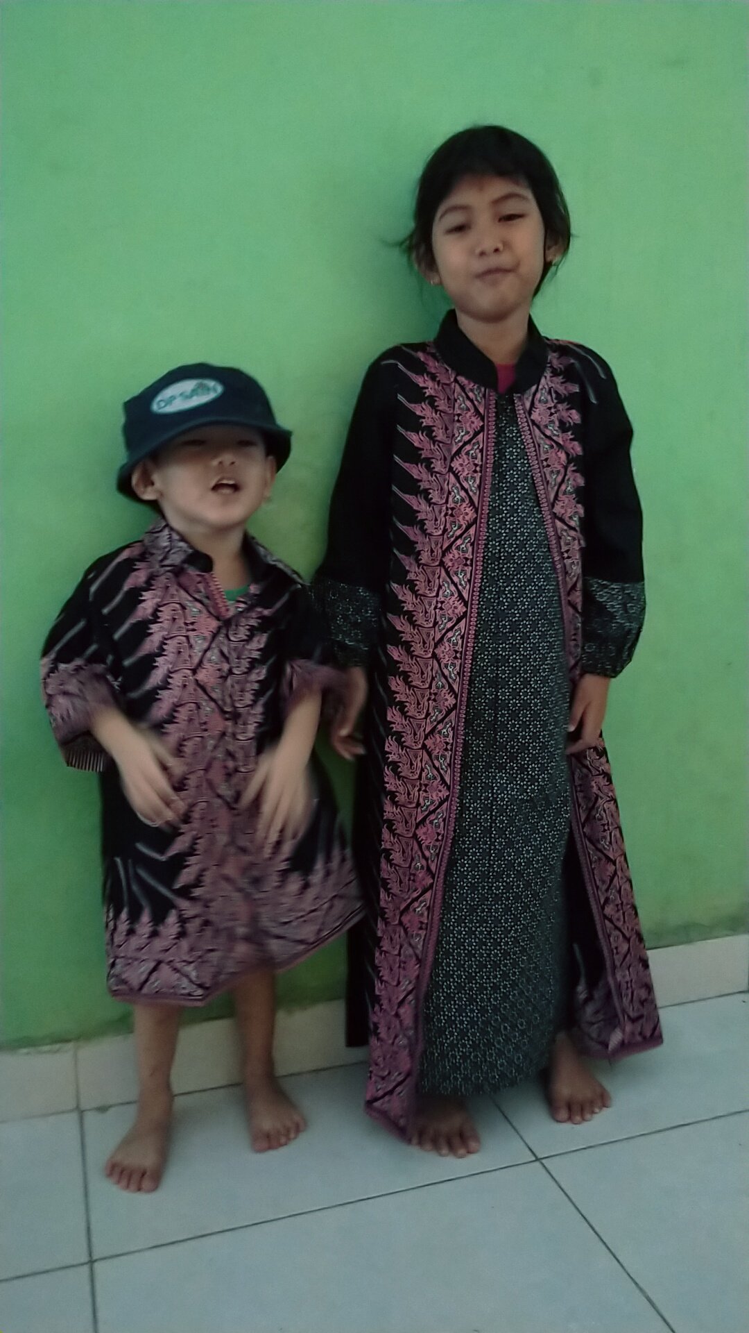 Batik Couple Keluarga Modelterbaru Motif Sorot Tengah, Ada 4 Pilihan Warna