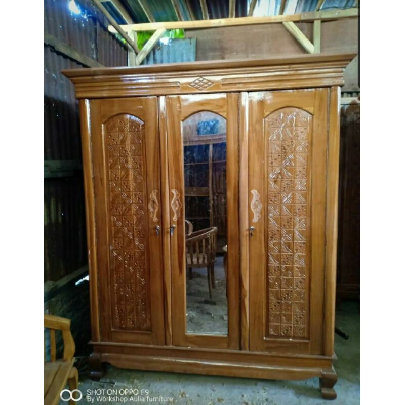 Lemari jati pintu 3 sesuai gambar