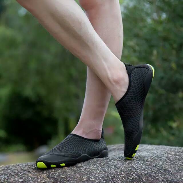 Sepatu pria anti air
