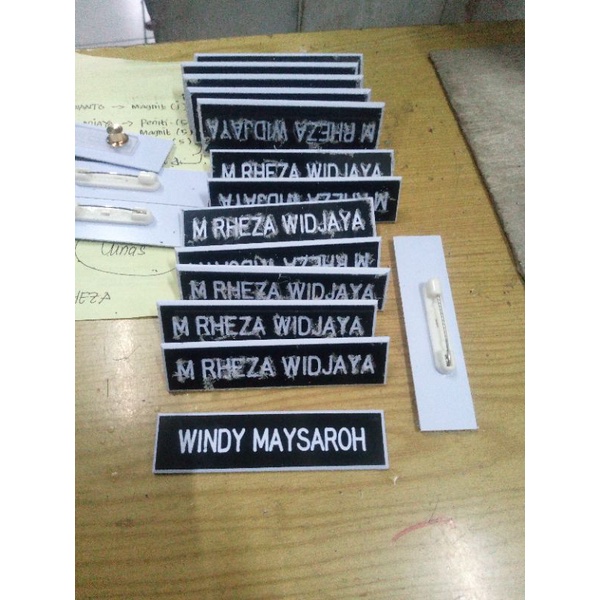 

name tag nama dada akrilik custom peroses cepat kilat