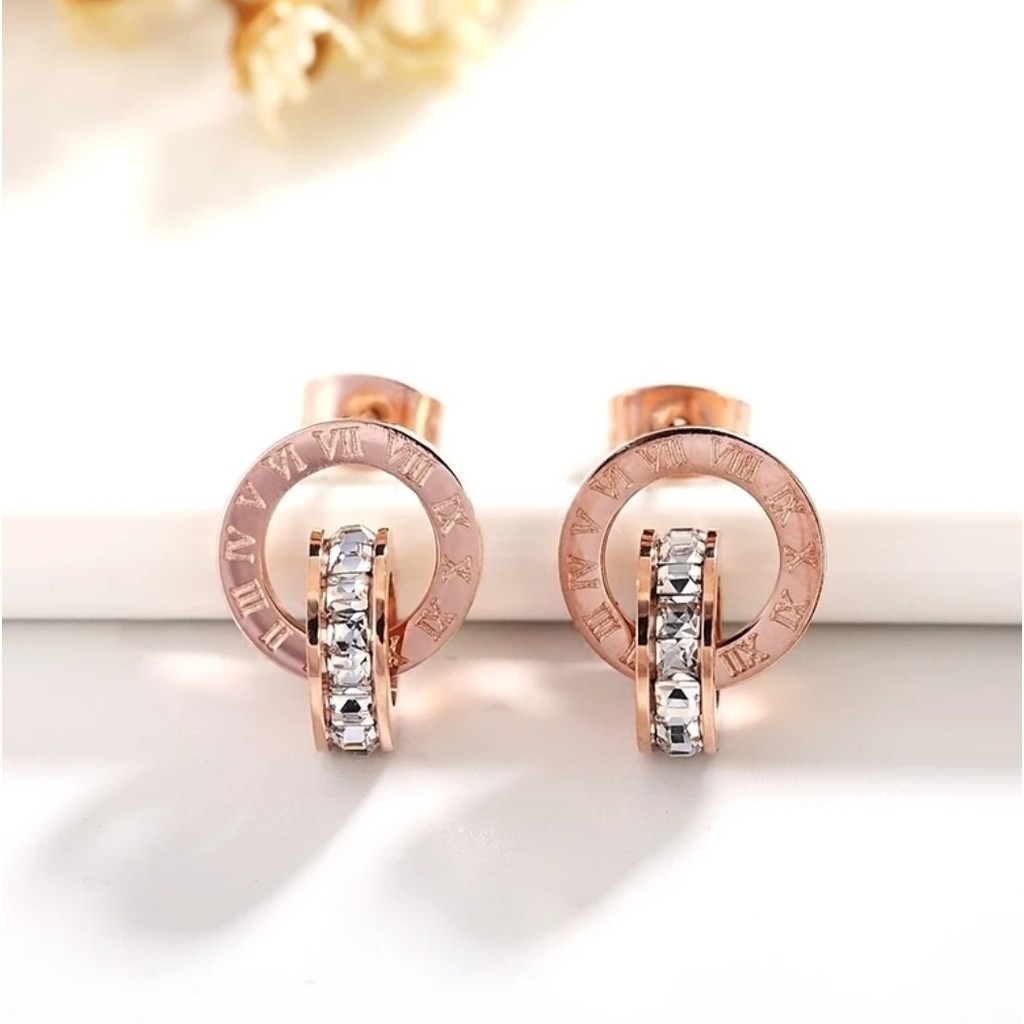 Anting Tusuk Titanium Bvlgr Huruf Romawi Two Rings Kristal ArtifisialTersedia Warna Rose Gold dan Gold