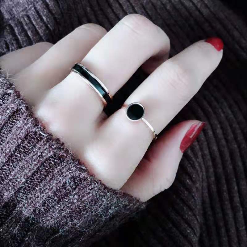 [COD] Cincin Titanium Premium Lapis Emas 18K Emas Bentuk Bulat Cincin Wanita Bahan Warna Hitam Aksesoris Bulgar