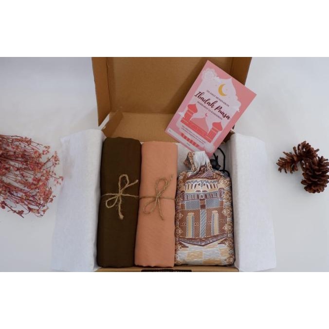 

Parsel Ramadan Hampers Hijab dan sajadah