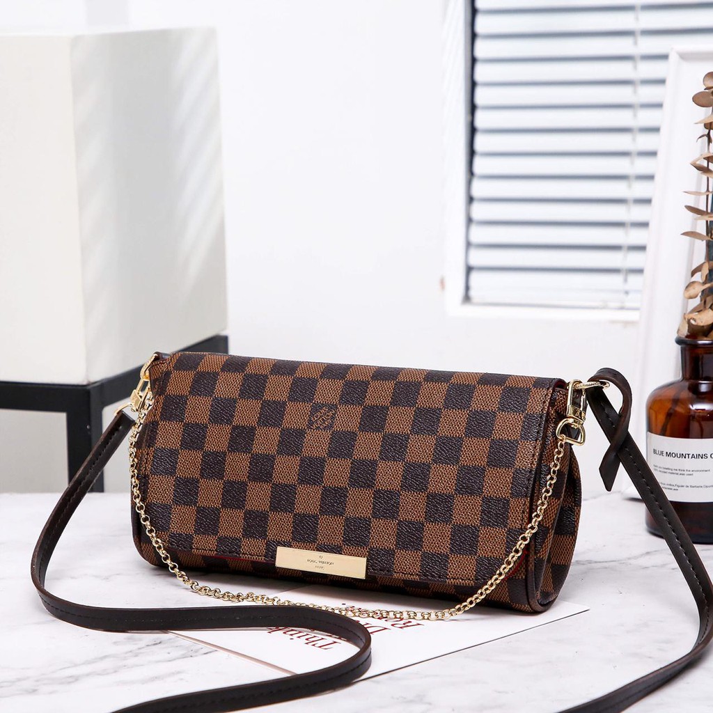 Lv Louis Vuitton Favorite Chain And Leather Strap Crossbody Bag..... Kode F2418