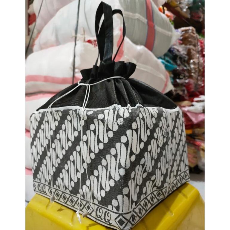 Harga Lusin Isi 12 Pcs-Tas Hajatan Serut Size 22 Batik Basic Putih
