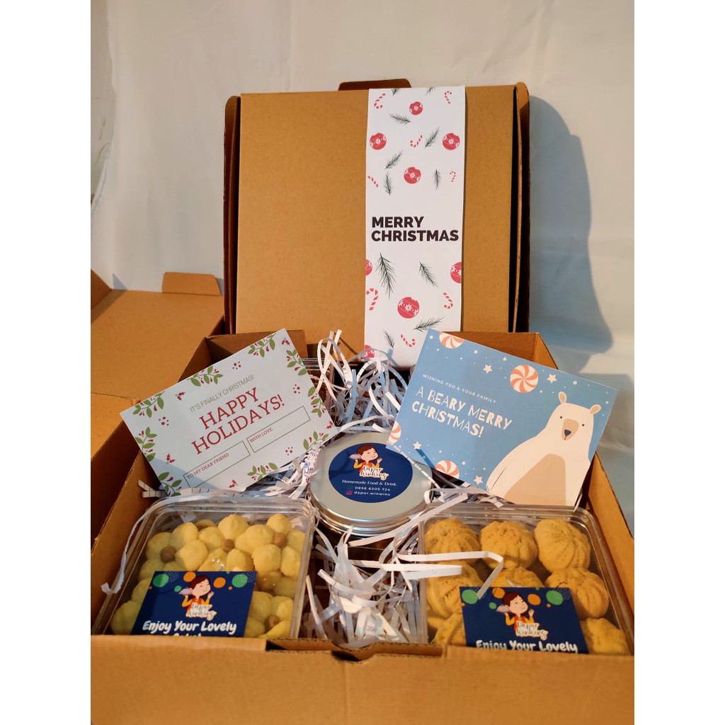 

CHRISTMAS HAMPERS 3 (Isi 4 Box Kue + Selai)