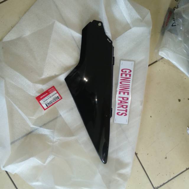 Cover Sambungan Body Belakang Hitam Supra X 125 Lama Batman Kiri  64380-KTM-850FMB Orginal Ahm