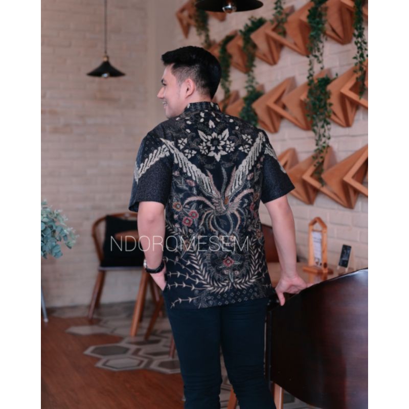 KEMEJA BATIK EXCLUSIVE LENGAN PENDEK WARNA HITAM PRABU WELAS KATUN HALUS BATURADEN
