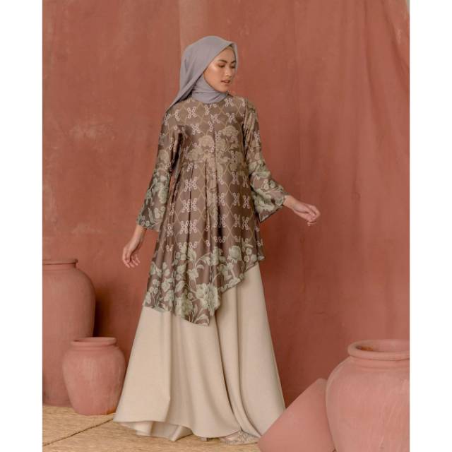 Flores Tunic Wearing Klamby